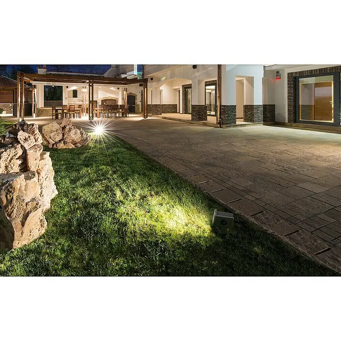 Lavida Milan LED-Strahler - 8 W, 1.300 lm, 4.000 K, L x B x H: 30,8 x 13,6 x 8,8 cm, IP65, Eckig - Elegante Außenbeleuchtung betont die Landschaftsgestaltung mit modernem Strahlerdesign für eine stimmungsvolle Atmosphäre.
