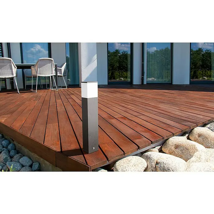 Lavida Milan Außensockelleuchte - 12 W, Farbe Gehäuse: Schwarz, Neutralweiß, 6,4 x 9,5 x 50 cm, Mit Leuchtmittel, Ohne Steckdose - Eine moderne Terrassendiele mit Holzdeck und stilvoller Beleuchtung, die eine einladende Atmosphäre im Außenbereich schafft.
