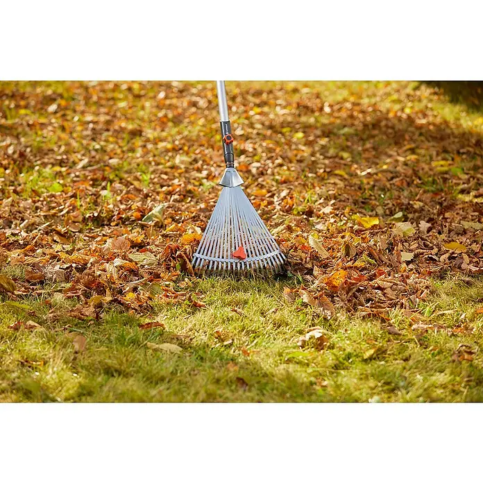 Gardena Combisystem Verstellbesen - Arbeitsbreite: 30 cm - 50 cm, Aluminium - Laubbesen auf Rasen mit vielen Blättern. Der Fächerbesen ist ein nützliches Gartengerät zum Zusammenkehren von Laub und Gartenabfällen im Herbst.