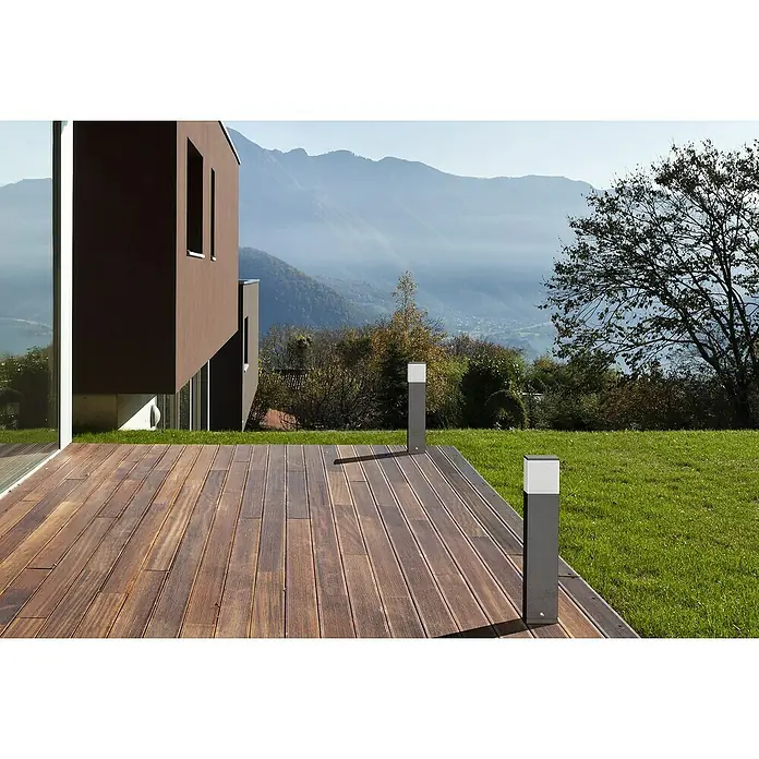 Lavida Milan Außensockelleuchte - 12 W, Farbe Gehäuse: Schwarz, Neutralweiß, 6,4 x 9,5 x 50 cm, Mit Leuchtmittel, Ohne Steckdose - Moderne Außenleuchten auf einer Holzterrasse mit Blick auf eine Berglandschaft. Die Leuchten sind schlank und stilvoll.