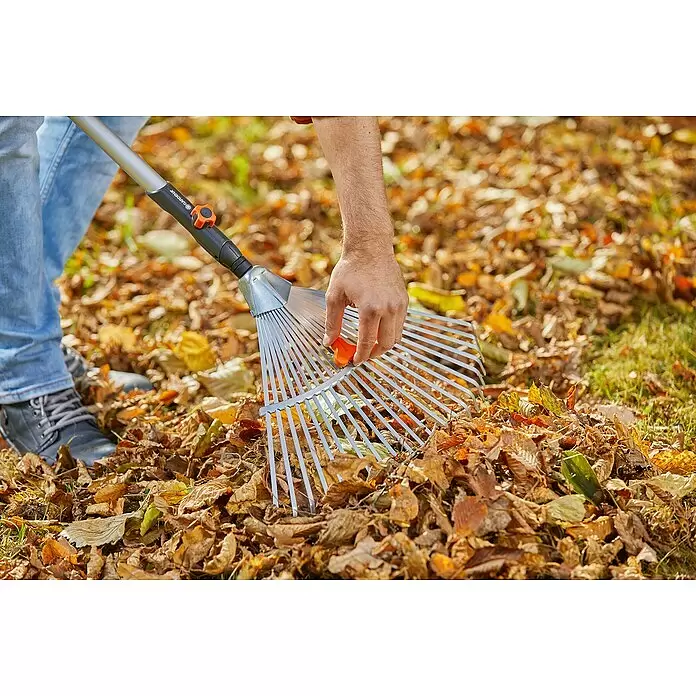 Gardena Combisystem Verstellbesen - Arbeitsbreite: 30 cm - 50 cm, Aluminium - Gardena verstellbarer Laubrechen mit silbernen Metallzinken und orangefarbenem Knopf, von Person zum Entfernen von Herbstlaub genutzt.