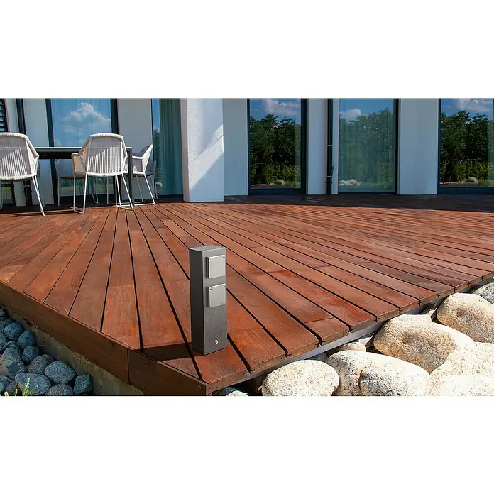 Lavida Milan Energiesäule - Anzahl Steckdosen Schuko: 2 Stk., 32 cm, Grau - Ein moderner Außenbereich mit Holzterrasse und stilvollem Stromverteiler. Der Verteiler bietet eine praktische Stromversorgung im Freien.