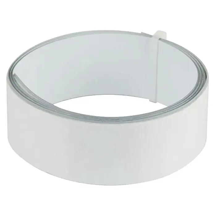 Fix-o-moll Metallleiste selbstklebend - Weiß, L x B x H: 1.000 x 35 x 0,3 mm - Nahaufnahme einer Rolle weißen Kantenanleimers, die sich in einer sauberen Schleife auf schwarzem Hintergrund befindet.