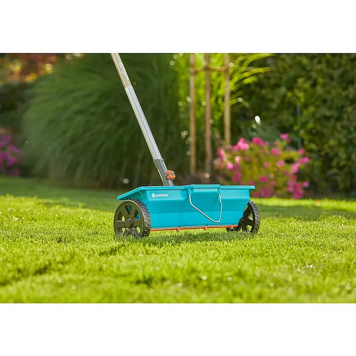 Gardena Combisystem Streuwagen - Streubreite: 40 cm, 3 l - Gardena Streuwagen auf einem grünen Rasen, ideal zum Ausbringen von Dünger und Saatgut für einen gesunden Garten.