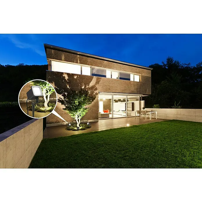 Lavida Milan LED-Strahler - 8 W, 1.300 lm, 4.000 K, L x B x H: 30,8 x 13,6 x 8,8 cm, IP65, Eckig - Eine moderne Hausfassade mit eleganten Gartenleuchten, die das Grün und die Architektur hervorheben.
