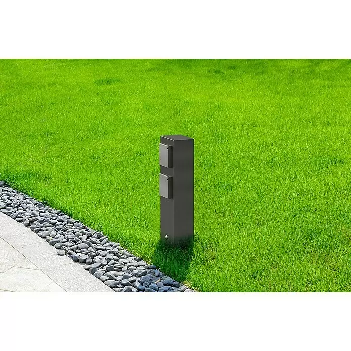 Lavida Milan Energiesäule - Anzahl Steckdosen Schuko: 2 Stk., 32 cm, Grau - Dunkelgraue rechteckige Außenleuchte mit zwei Lichtpaneelen, die einen Gartenweg beleuchtet.