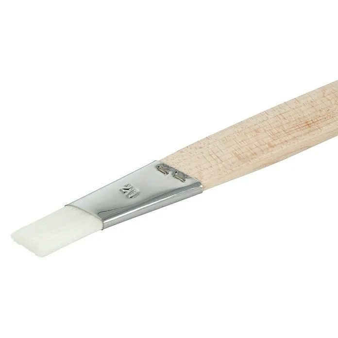 swingcolor Premium Schrägstrichzieher Lack - Breite Borsten: 20 mm, All-in-one-Borsten, Naturholz - Nahaufnahme eines Pinsels mit Holzgriff und weißen Borsten, der für präzise Farbaufträge geeignet ist. Das Metallband hält die Borsten.