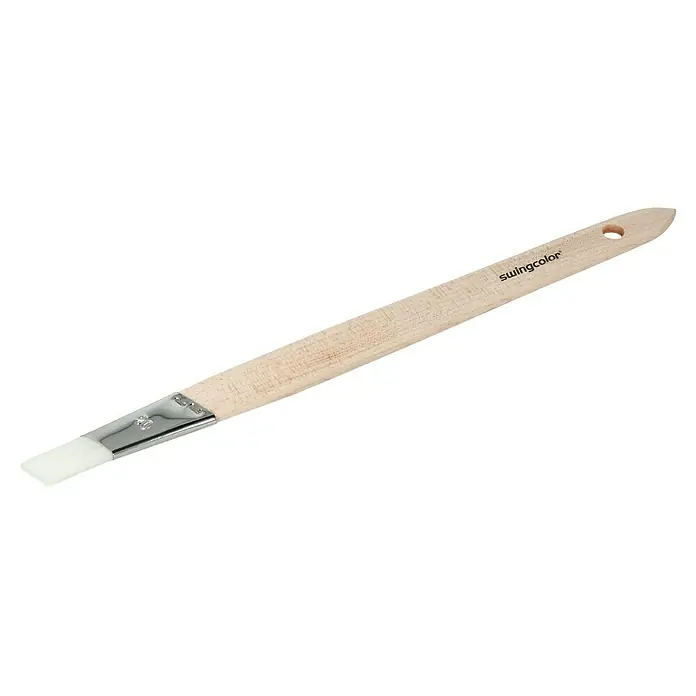 swingcolor Premium Schrägstrichzieher Lack - Breite Borsten: 20 mm, All-in-one-Borsten, Naturholz - Aufnahme eines Swingcolor-Flachpinsels mit hellem Holzgriff und einem weißen Borstenkopf, geeignet für feine Malerarbeiten.