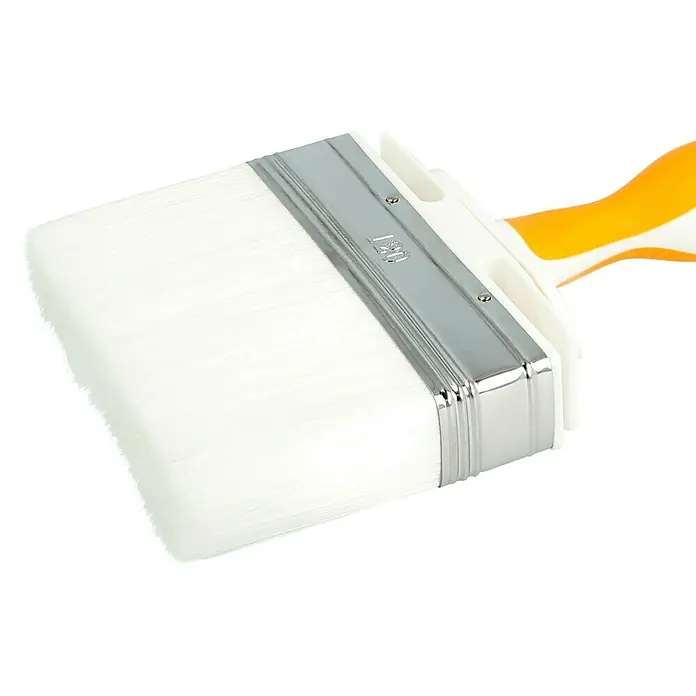 swingcolor Komfort Flächenstreicher Lack Ergo - Breite Borsten: 120 mm, All-in-one-Borsten, Kunststoff - Detailaufnahme eines breiten, weißen Farbpinsels mit gelb-weißem Griff auf schwarzem Hintergrund. Ideal für präzise Anstriche.