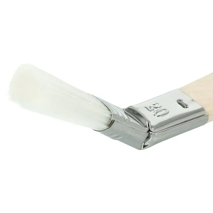 swingcolor Premium Plattpinsel - Breite Borsten: 20 mm, Gebogen, Naturholz - Detailaufnahme eines Pinsel mit weißen Borsten, Metallfassung und Holzgriff, ideal zum Malen und für Kunstprojekte.