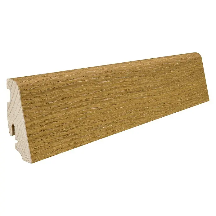 Living by Haro Sockelleiste Eiche strukturiert - 220 cm x 19 mm x 58 mm, Fichte - Ein einzelnes Stück Sockelleiste aus Holz mit hellbrauner Maserung, das Designelemente für die Inneneinrichtung aufweist.