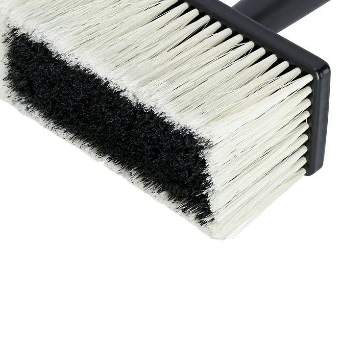 Deckenbürste - 170 x 75 mm, Synthetik - Detailaufnahme eines Farbrollers mit schwarzen und weißen Borsten und einem schwarzen Griff. Ideal für präzise Farbaufträge.