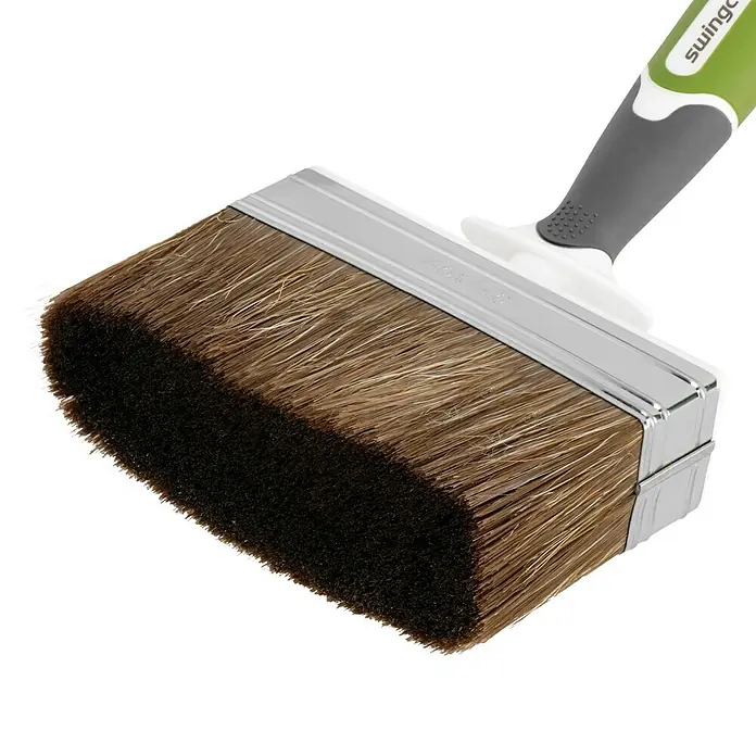 swingcolor Lasur-Flächenstreicher 3K - Breite Borsten: 140 mm, Art Borsten: Mischborsten, Material Griff: Kunststoff - Ein Detailbild einer Swingcolor Flächenbürste mit hellbraunen Borsten, grauem Griff und silbernen Metallelementen.