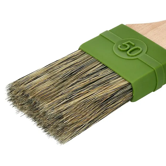 swingcolor Beizpinsel - Breite Borsten: 50 mm, Mischborsten, Holz - Nahaufnahme eines 50er-Malpinsels mit Holzgriff und grüner Kunststofffassung, ideal für präzise Anstriche und detailreiche Arbeiten.