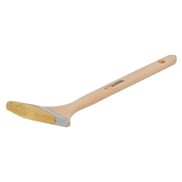 Profi Depot by Storch-Ciret Fassadenstreicher - Breite Borsten: 75 mm, Mischborsten, Holz - Detailaufnahme eines ProfiDepot Heizkörperpinsels mit hellem Holzgriff und abgewinkelter Borstenpartie für präzises Arbeiten.