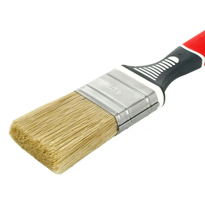 swingcolor Flachpinsel 3K - Breite Borsten: 40 mm, Mischborsten, Kunststoff - Nahaufnahme eines 40-mm-Flachpinsels mit rotem Griff, ideal zum präzisen Auftragen von Farbe und Lack auf verschiedenen Oberflächen.