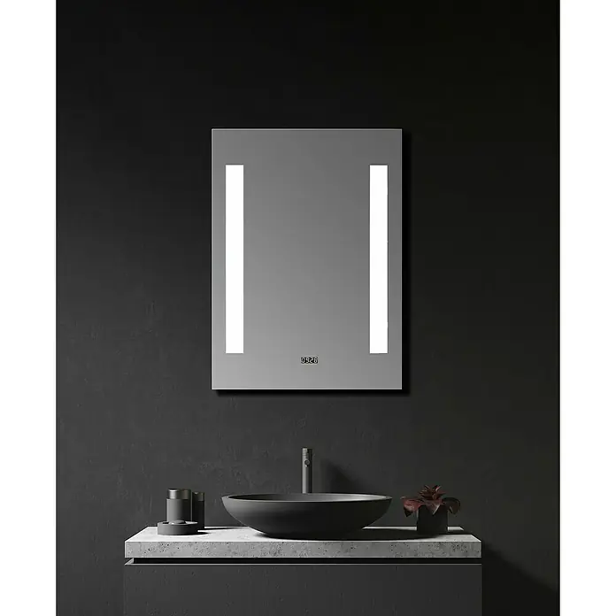 DSK LED-Lichtspiegel Chrystal Creek - 50 x 70 cm, Eingebaute Digitaluhr - Modernes Badezimmer mit einem beleuchteten Spiegel über einem stilvollen Waschbecken.