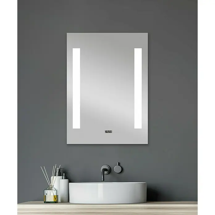 DSK LED-Lichtspiegel Chrystal Creek - 50 x 70 cm, Eingebaute Digitaluhr - Beleuchteter Badezimmerspiegel mit digitaler Uhr und modernem Design für eine stilvolle Badezimmeratmosphäre.