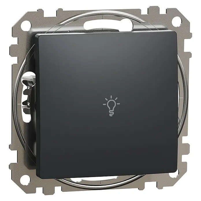 Schneider Electric Sedna Design & Elements Pulsador con luz - Antracita, 10 A, Plástico, Instalar - Primer plano de un interruptor de luz negro con un símbolo de bombilla, incrustado en un soporte metálico plateado sobre un fondo negro.