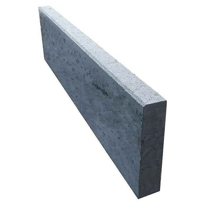 EHL Rasenkante C - 100 x 6 x 25 cm, Anthrazit, Beton - Nahaufnahme eines grauen Betonbordsteins mit rauer Oberfläche und abgeschrägten Kanten auf schwarzem Hintergrund.