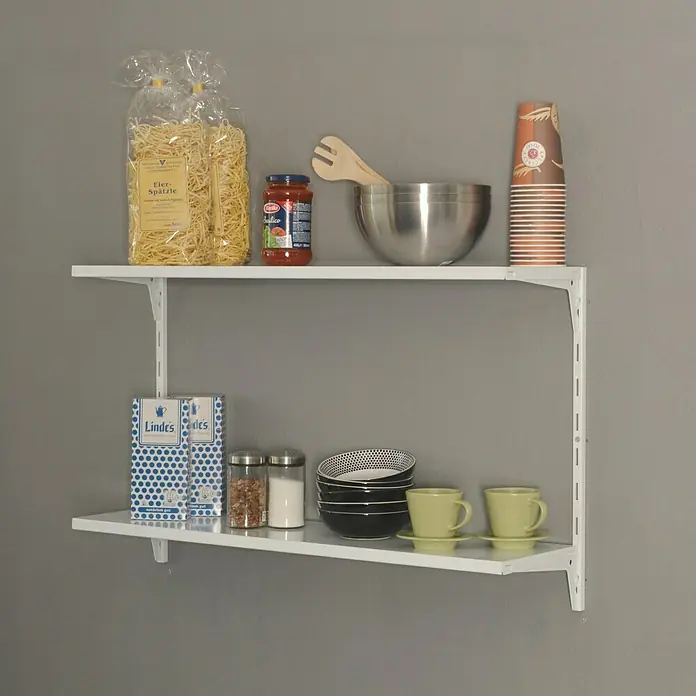 Element System Classic Wandregal-Set Office 1 RS50 - L x B x H: 22 x 82,8 x 49,6 cm, Weiß - Zwei weiße Regalböden an einer grauen Wand mit Eier-Spätzle, Soße, einer Schüssel und mehr darauf.