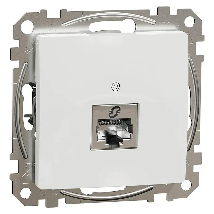 Schneider Electric Sedna Design & Elements Toma de red RJ45 STP - Blanco, x 1, Plástico, Instalar - Primer plano de una toma de datos blanca con puerto RJ45 y símbolo "@", rodeada por un marco plateado sobre fondo negro.