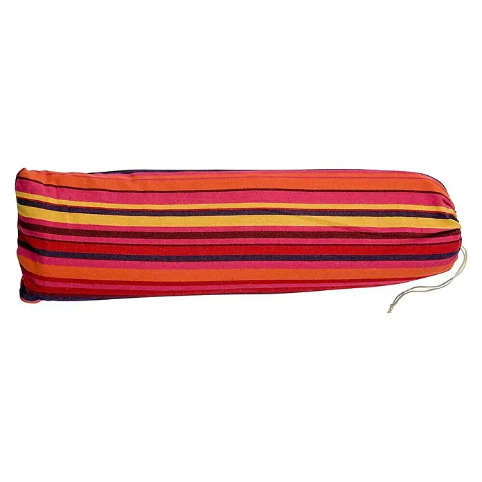 Amazonas Hängesessel Belize vulcano - Rot/Orange/Gelb - Gestreifte Hängematte in einer Aufbewahrungstasche. Die Tasche ist mit einem Kordelzug verschlossen und hat Streifen in verschiedenen Farben.