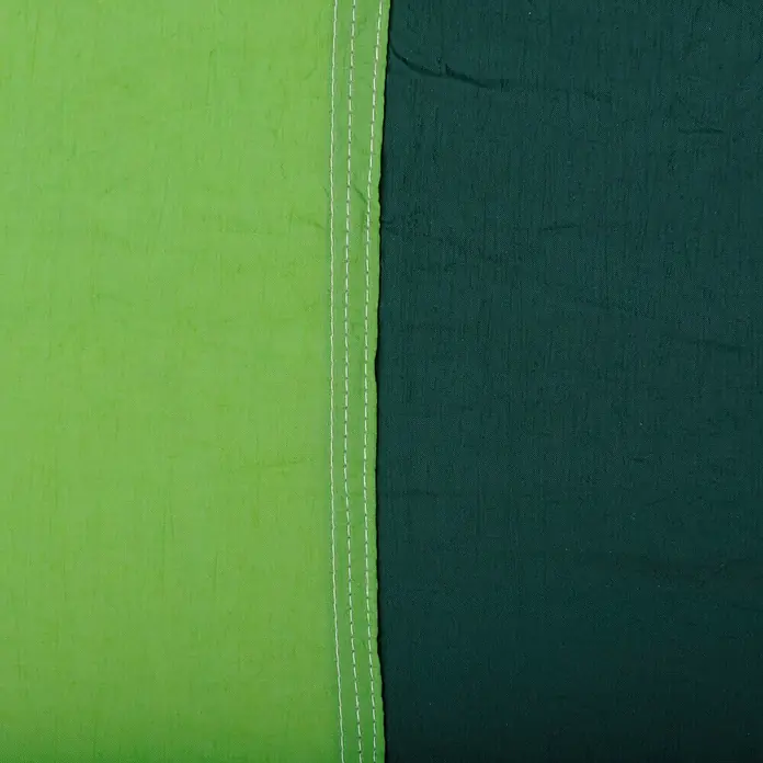 Amazonas Hängematte Silk Traveller forest - L x B: 220 x 140 cm, Grün - Nahaufnahme eines zweifarbigen Stoffes, hellgrün und dunkelgrün, verbunden mit einer weißen Naht, ideal für Designprojekte.