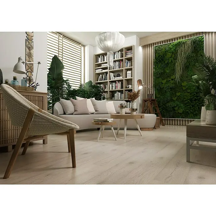 LOGOCLIC Rodapié Roble Baltimore - 220 cm x 15 mm x 80 mm, MDF - Rincón de lectura moderno y luminoso con sillón beige, estantería y sofá con cojines para un ambiente relajante.