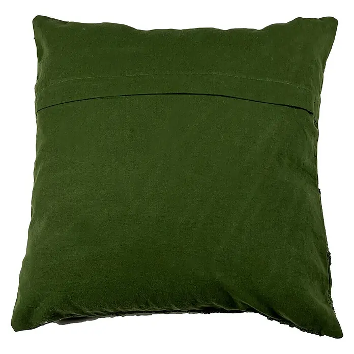 Kissen Lowie - Chive, 45 x 45 cm, 100 % Baumwolle - Nahaufnahme eines quadratischen, olivgrünen Kissens mit einem dezenten horizontalen Nahtdetail in der oberen Hälfte.