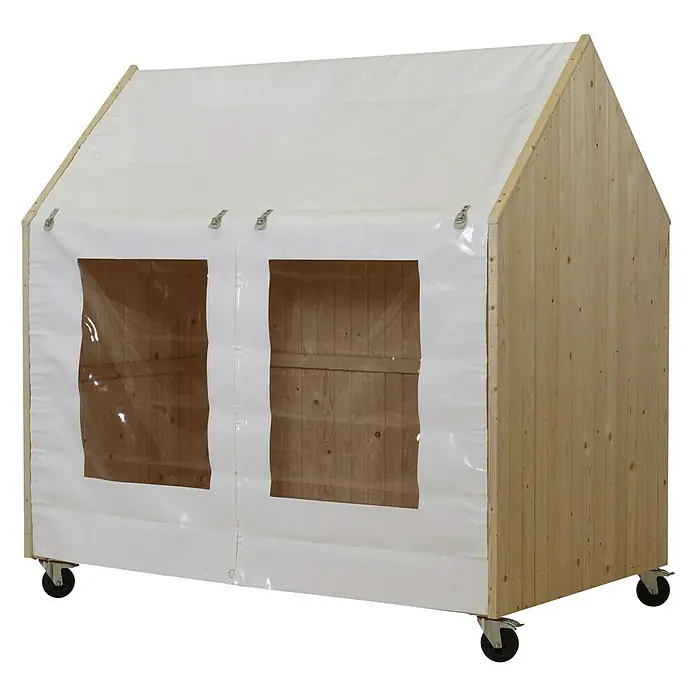 Plus Gewächshaus - Außenmaß inkl. Dachüberstand (B x T): 203 x 123 cm, 15 mm, Natur - Ein mobiles Spielhaus aus Holz mit weißen Planenfenstern und Rollen für einfachen Transport. Ideal für Kinder zum Spielen und Verstecken.