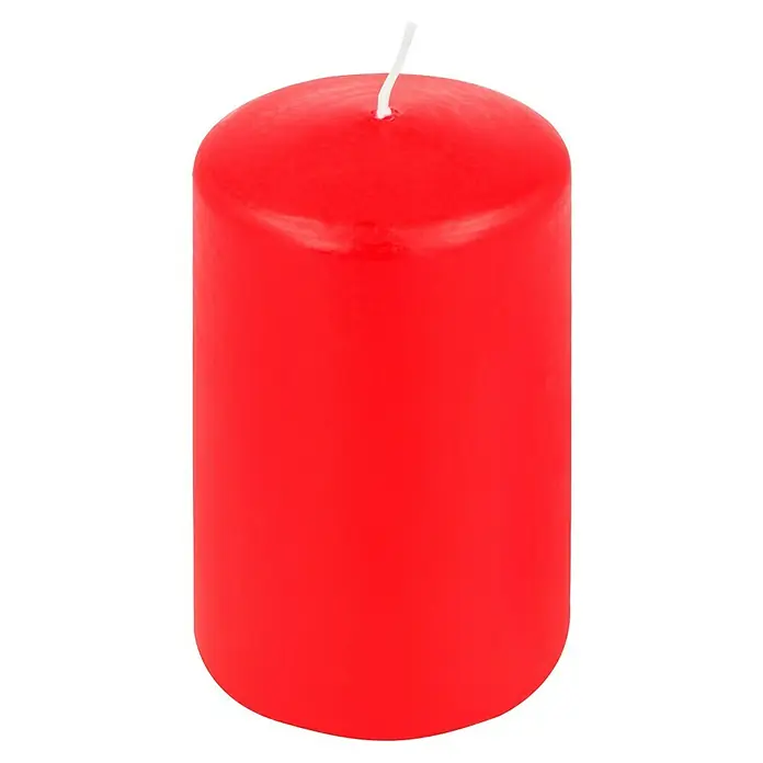 Stumpenkerzen-Set Safe Candle - 4 Stk., Ø x H: 6 x 10 cm, Rubin - Rote Stumpenkerze mit einem weißen Docht. Die Kerze ist zylindrisch und steht auf einem schwarzen Hintergrund.