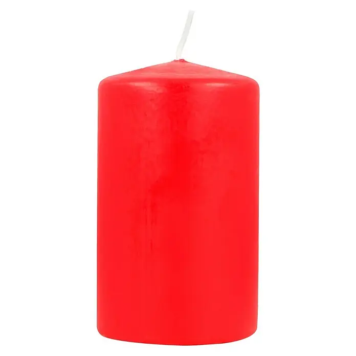 Stumpenkerzen-Set Safe Candle - 4 Stk., Ø x H: 6 x 10 cm, Rubin - Rote Stumpenkerze mit hellem Docht auf schwarzem Hintergrund. Ideal für gemütliche Abende und als dekoratives Element im Wohnbereich.