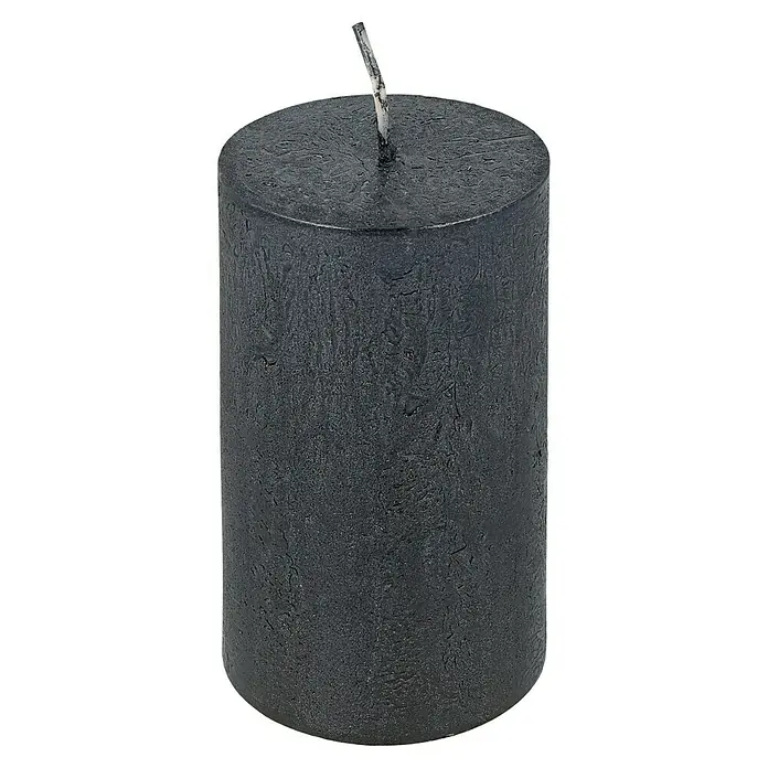 Stumpenkerze Nova Safe - Ø x H: 6 x 11 cm, Schwarz - Nahaufnahme einer zylindrischen schwarzen Stumpenkerze mit einem dicken Docht, ideal für stimmungsvolle Beleuchtung.