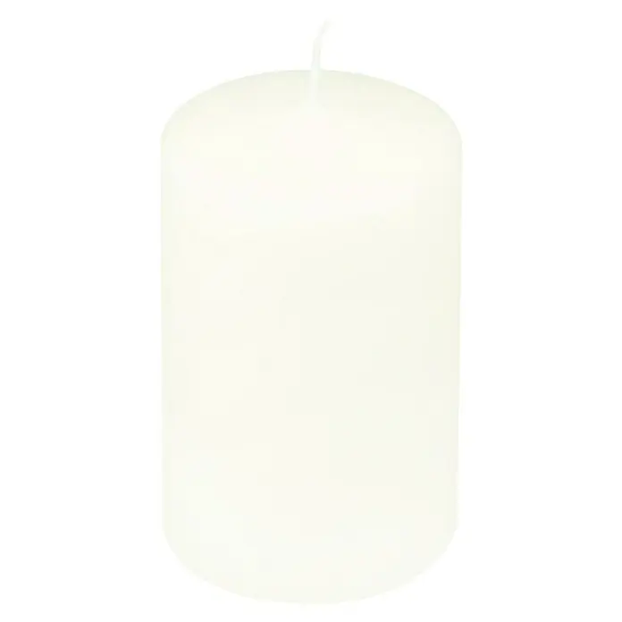 Stumpenkerzen-Set Safe Candle - 4 Stk., Ø x H: 6 x 10 cm, Wollweiß - Nahaufnahme einer großen, weißen Stumpenkerze mit einem kurzen Docht, die bereit zum Anzünden ist.