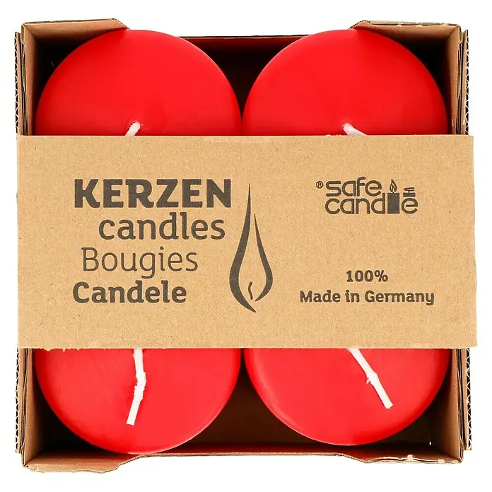Stumpenkerzen-Set Safe Candle - 4 Stk., Ø x H: 6 x 10 cm, Rubin - Ein Karton mit vier roten Kerzen, sorgfältig verpackt und bereit für stimmungsvolle Momente. Hergestellt in Deutschland, Qualität garantiert.