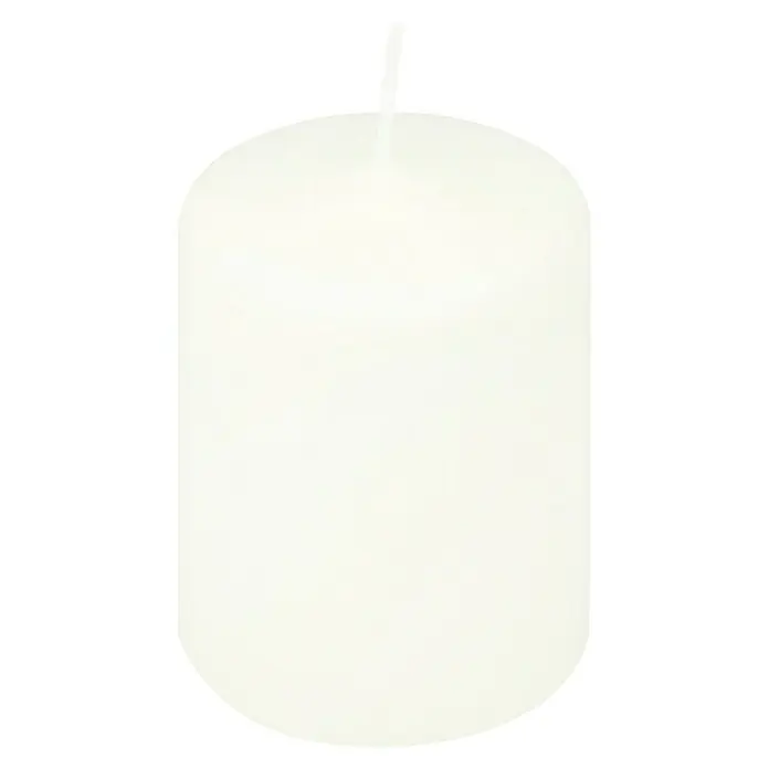Stumpenkerzen-Set Safe Candle - 4 Stk., Ø x H: 6 x 8 cm, Wollweiß - Nahaufnahme einer cremefarbenen Stumpenkerze mit einem dicken Docht, die auf einem schwarzen Hintergrund steht. Perfekt für eine gemütliche Atmosphäre.