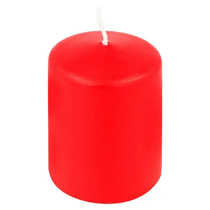 Stumpenkerzen-Set Safe Candle - 4 Stk., Ø x H: 6 x 8 cm, Rubin - Nahaufnahme einer zylindrischen, roten Stumpenkerze mit weißem Docht vor schwarzem Hintergrund.