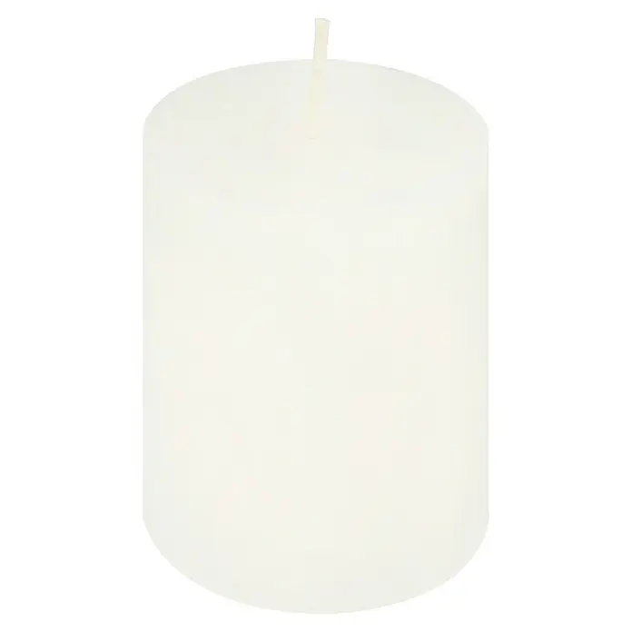 Stumpenkerzen-Set Rustic Safe Candle - 4 Stk., Ø x H: 6 x 8 cm, Wollweiß - Nahaufnahme einer elfenbeinfarbenen Stumpenkerze mit einem dicken Docht. Sie ist auf einem schwarzen Hintergrund platziert.