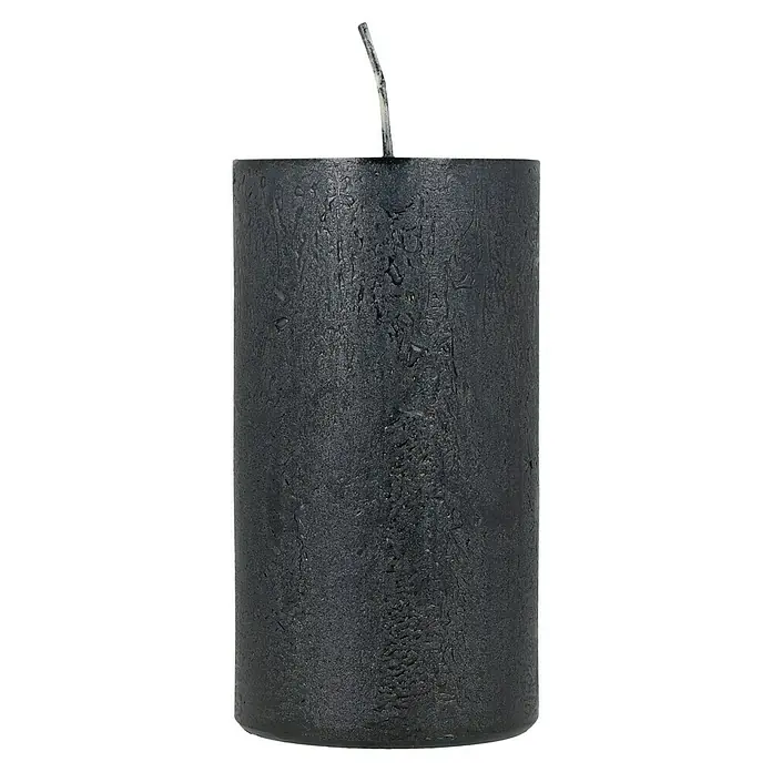 Stumpenkerze Nova Safe - Ø x H: 6 x 11 cm, Schwarz - Schwarze Stumpenkerze mit unebener Oberfläche und einem hellen Docht, perfekt für stimmungsvolles Licht und Dekoration.