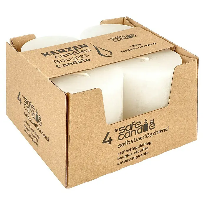 Stumpenkerzen-Set Rustic Safe Candle - 4 Stk., Ø x H: 6 x 8 cm, Wollweiß - Ein Viererpack Safe Candle, selbstverlöschende Kerzen in einer braunen Kartonverpackung.