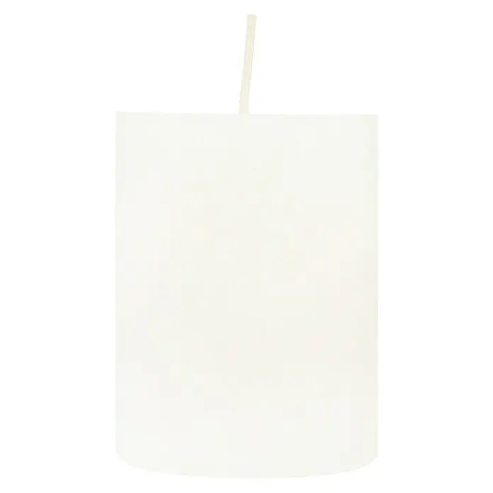 Stumpenkerzen-Set Rustic Safe Candle - 4 Stk., Ø x H: 6 x 8 cm, Wollweiß - Nahaufnahme einer weißen Stumpenkerze mit geradem Docht vor schwarzem Hintergrund, ideal für stimmungsvolle Beleuchtung.