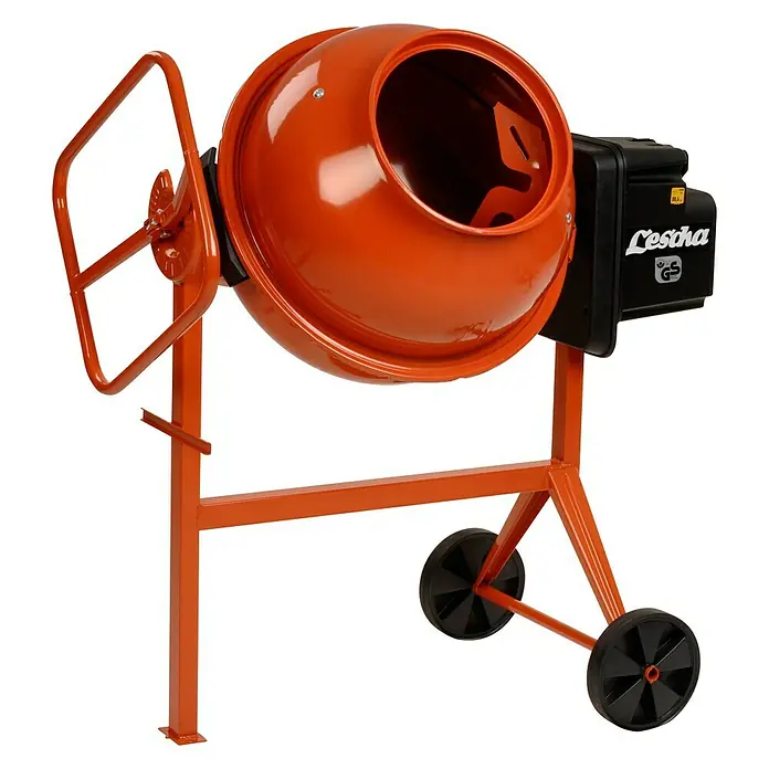 Altrad Betonmischer Profi SM 145 S - 140 l, Metall - Bild einer orangen LESCHA Betonmischmaschine mit schwarzem Elektromotor und Rädern auf schwarzem Hintergrund.