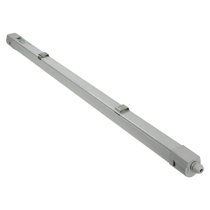E2 elektro LED-Feuchtraumlichtleiste - L x B x H: 135 x 6 x 6 cm, Lichtfarbe: Kaltweiß, 36 W, IP65 - Eine lange, graue LED-Leuchte mit Halterungen. Das LED-Leuchtmittel ist ideal für die Montage an der Decke oder an der Wand und sorgt für helles Licht.