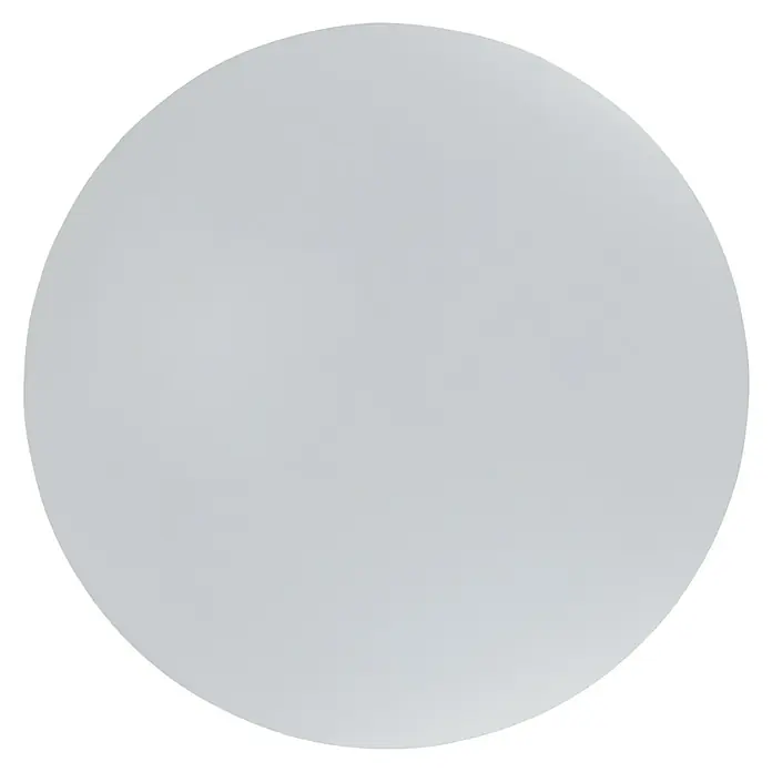 E2 elektro LED-Wand- & Deckenleuchte rund White R - 18 W, Ø x H: 33 x 6,2 cm, Warmweiß, IP54, Ohne Bewegungsmelder - Nahaufnahme einer schlichten, runden, grauen Teller mit glatter Oberfläche vor einem schwarzen Hintergrund. Ideal für minimalistisches Geschirr.