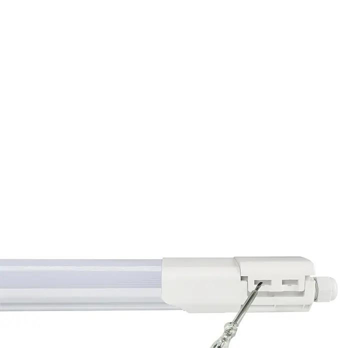 E2 elektro LED-Feuchtraumlichtleiste Plus3 - L x B x H: 110,3 x 5,2 x 4,1 cm, Lichtfarbe: Warmweiß, 36 W, IP65 - Nahaufnahme einer LED-Leuchte, die mit einem Schraubenzieher bearbeitet wird. Detailaufnahme der Installation und Wartung.