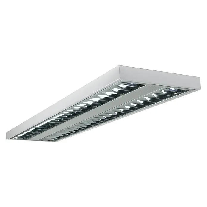 E2 elektro LED-Deckenleuchte Nostal - 42 W, L x B x H: 124,5 x 31,2 x 4 cm, Neutralweiß - Nahaufnahme einer modernen, länglichen Bürolampe mit silberfarbenen Reflektoren und einem klaren, hellen Licht.