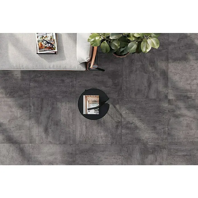 Atlas Concorde Solution Terrassenfliese Rover Smoke - 60 x 60 x 2 cm, Anthrazit, Matt - Das Bild zeigt eine graue Bodenfliese mit einer strukturierten Oberfläche. Das Produkt hat eine moderne und industrielle Optik.