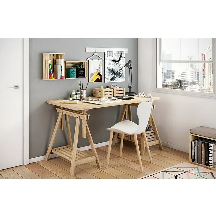 Astigarraga Holzbock Architekt - Tragkraft: 400 kg, Höhe: 70 cm, Kiefer, Natur - Ein helles Arbeitszimmer mit einem verstellbaren Holztisch, einem weißen Stuhl und Holzregalen an der Wand. Helle und freundliche Arbeitsatmosphäre.