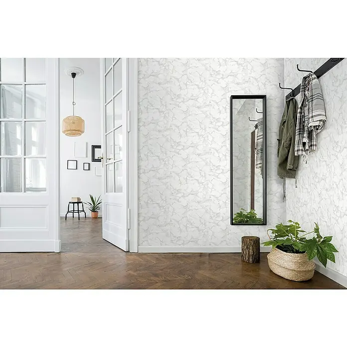 Papel pintado Mármol blanco - Mármol, 10 x 0,53 m - Entrada acogedora con papel pintado de mármol, espejo y plantas, creando un ambiente elegante y natural.